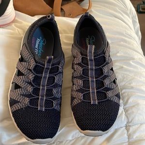 Women’s Skechers relaxed fit luxe foam.  Walking shoes water shoes.  6.5